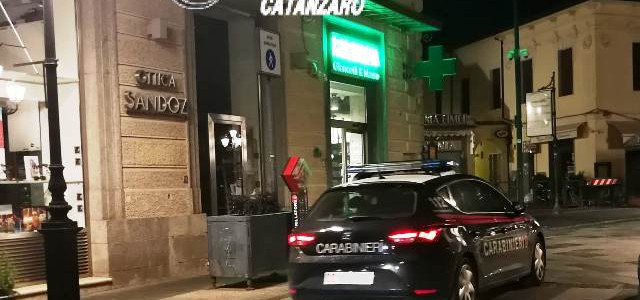 Catanzaro, danneggiamento e atti osceni in luogo pubblico: denunciato 26enne