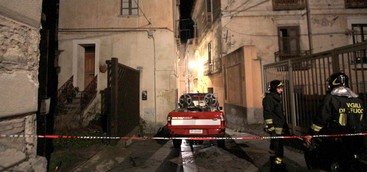 Incendio in casa per un fornellino acceso: una donna ha riportato diverse ustioni (VIDEO)