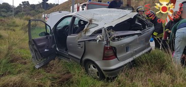Incidente a Lido, auto si ribalta lungo una scarpata