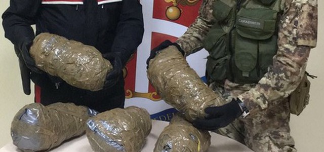 Cinque kg di marijuana in auto, arrestato