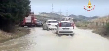 Incendi e allagamenti, vigili del fuoco in azione