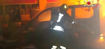 Incendio autovetture, due i mezzi coinvolti