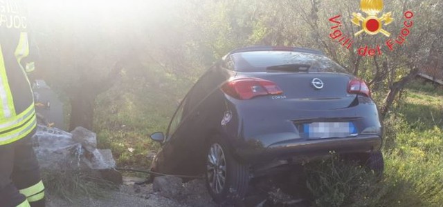 Auto finisce fuori strada a Catanzaro, tranciata tubazione del gas