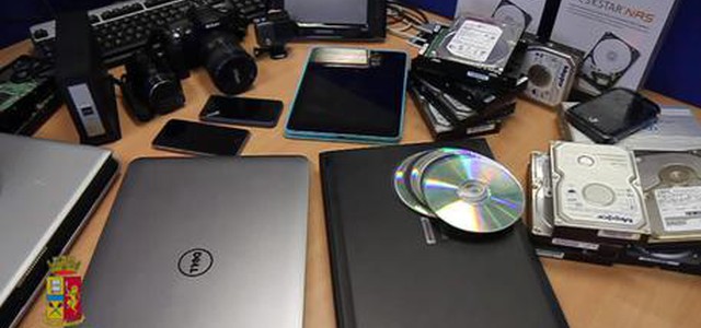 Soldi per non pubblicare foto di minorenne, due arresti
