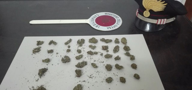 Vede carabinieri e butta droga da finestrino, arrestato 24enne