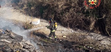 In fiamme discarica abusiva a cielo aperto