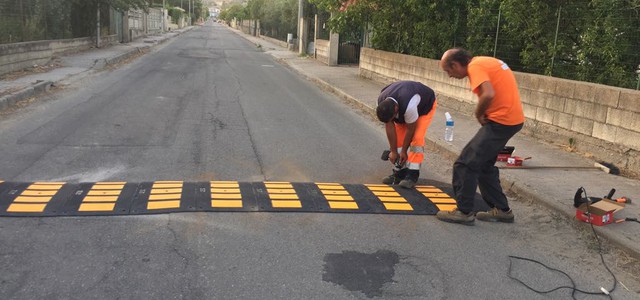 Montati dossi artificiali a Marina di Bruni