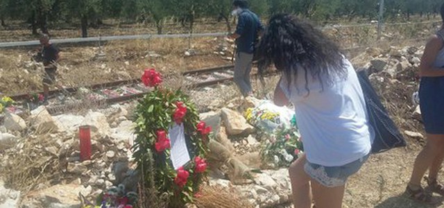 Scontro treni, familiari su binario