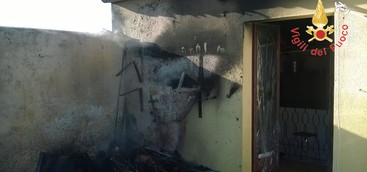 Abitazione in fiamme nel Catanzarese