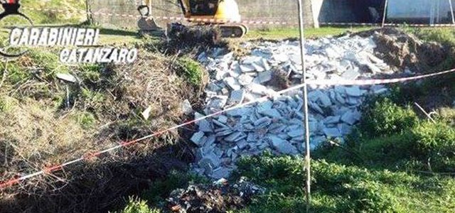 Materiali inerti riversati in un avvallamento alluvionale, deferito responsabile impresa