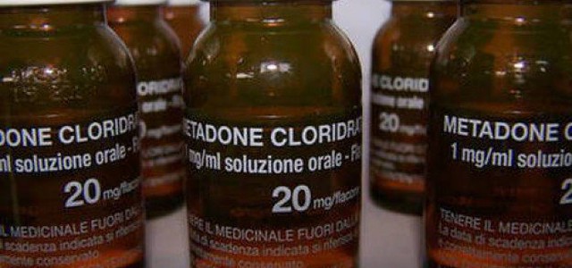 Beve metadone in auto, ricoverato bimbo di tre anni: denunciati i genitori