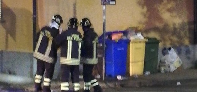 Fiamme e scoppi nel quartiere Murano a Lido, liquido infiammabile davanti un palazzo