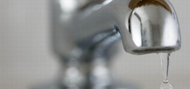 Acqua: rottura condotta idrica nei pressi del passaggio a livello, disagi a Lido