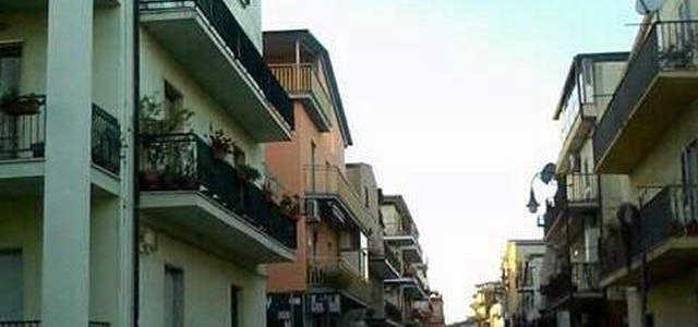 Estate, commercianti sul piede di guerra: “Stop all’ambulantato su viale Salerno"