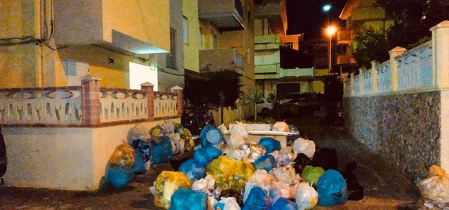 Cariati, cumuli di rifiuti per strada. Codacons: Con il caldo salute in pericolo