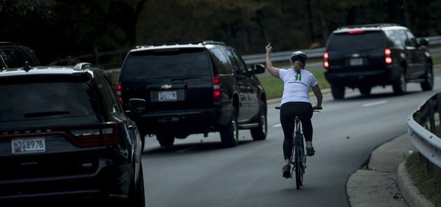 Mostrò dito medio al corteo presidenziale di Trump, licenziata Juli Briskman