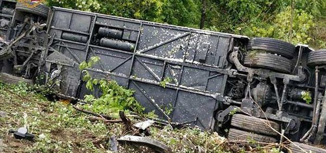 Bus si ribalta in Toscana, un morto e 37 feriti: autista calabrese arrestato