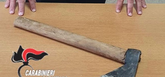 Aggredisce giovane con un’accetta per un parcheggio nel Catanzarese, arrestato 69enne