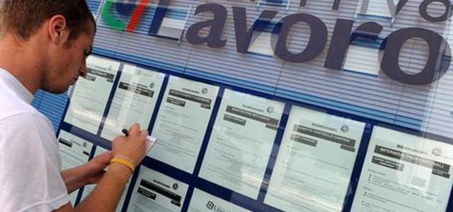 La disoccupazione scende ad aprile all'11,1%, stabile per i giovani
