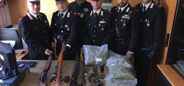 Sequestrati 4 fucili e una pistola