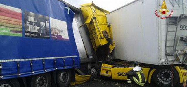 Scontro tra Tir in A4, un morto e due feriti