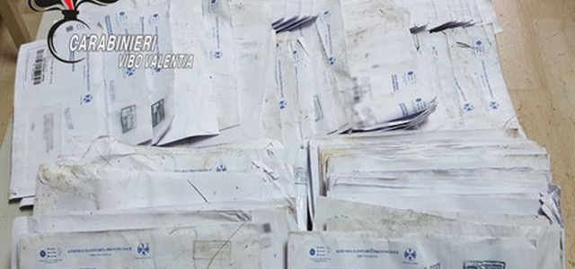 Gettavano lettere per strada tra i cespugli, denunciati tre postini