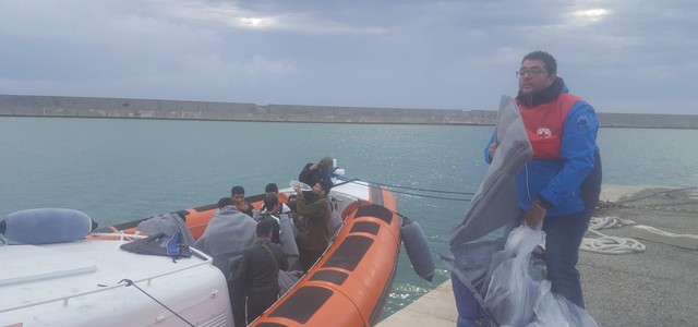 Migranti fatti sbarcare al porto di Crotone causa temporale. Salvini: "Rischiavano di annegare"