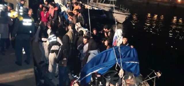 Sbarcato veliero con 55 migranti a bordo