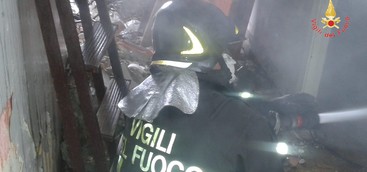 Incendio in casolare abbandonato, denso fumo nel quartiere Gagliano