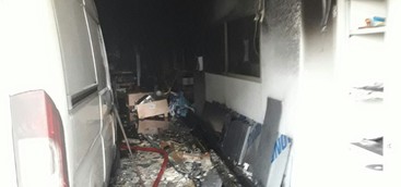 In fiamme magazzino di una ditta di insegne luminose 