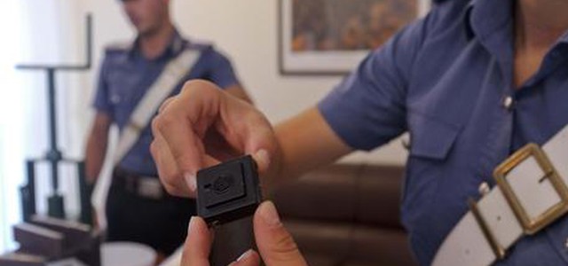 Microcamera scoperta in un bagno scolastico