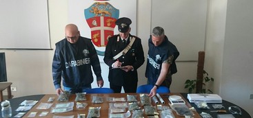 Marijuana, hascisc e cocaina in casa e al pub, perquisiti due fratelli: un arresto e una denuncia