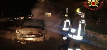 Auto a fuoco sull'A2, paura per due persone a bordo (FOTO)