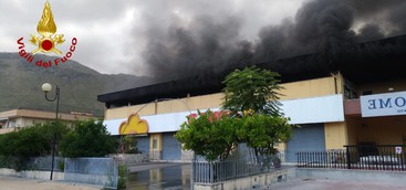 Incendio divampato in un magazzino nella notte nel Cosentino (FOTO)