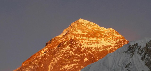 Malato terminale di cancro conquista la cima dell'Everest
