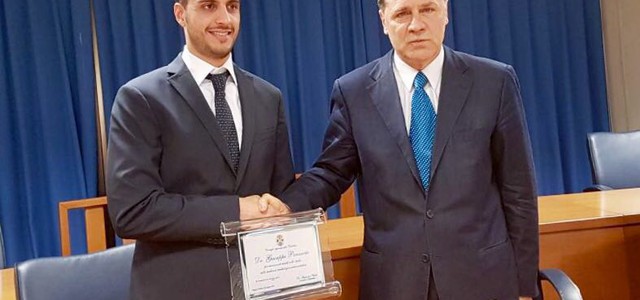 Nicolò consegna una targa al dr. Giuseppe Panuccio
