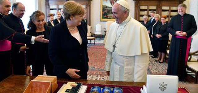 Merkel dal Papa, sintonia su crollo muri