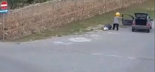 Filmata da telecamere mentre abbandona illecitamente rifiuti, multata