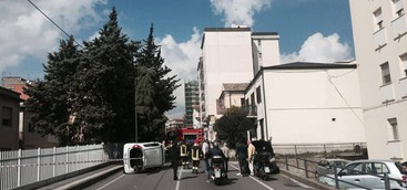 Scontro tra due auto a Catanzaro, una si ribalta: nessun ferito (VIDEO)