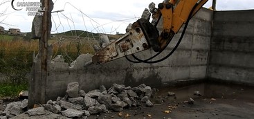 Demolito capannone abusivo nel Crotonese