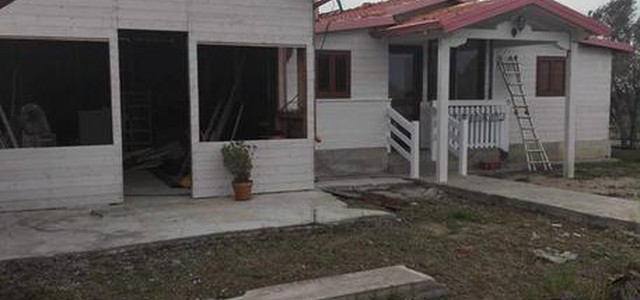 Sette manufatti abusivi sequestrati