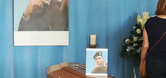 Centinaia a funerali dell'uomo ucciso da auto bomba