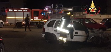 Auto in fiamme a Catanzaro, non si esclude matrice dolosa