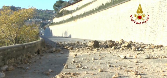 Frane su due strade del centro storico di Cosenza