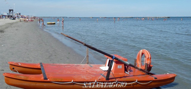 In acqua con mare mosso, turisti salvati