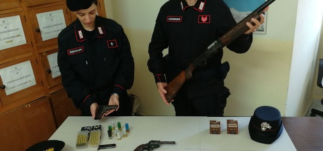 Controlli in edifici, trovate armi: due arresti (VIDEO)