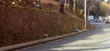 Viale dei Normanni, traffico per lavori di sfalcio e disboscamento della scarpata sovrastante