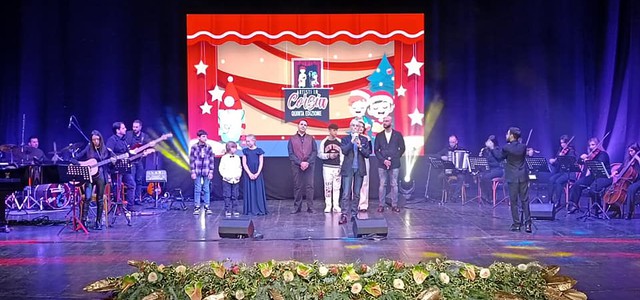Successo per “Artisti in corsia”. La V edizione fa il pieno al “Politeama”, emozioni e risate con “I Soldi Spicci”. Cantano anche i giocatori dell’US Catanzaro