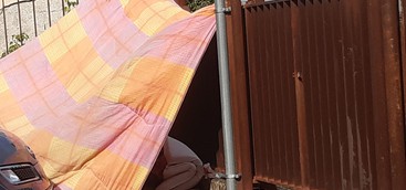 Clochard accampato in Via Acri - interviene la polizia locale