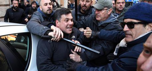 Roma, scontri per casa a immigrati: 5 arresti